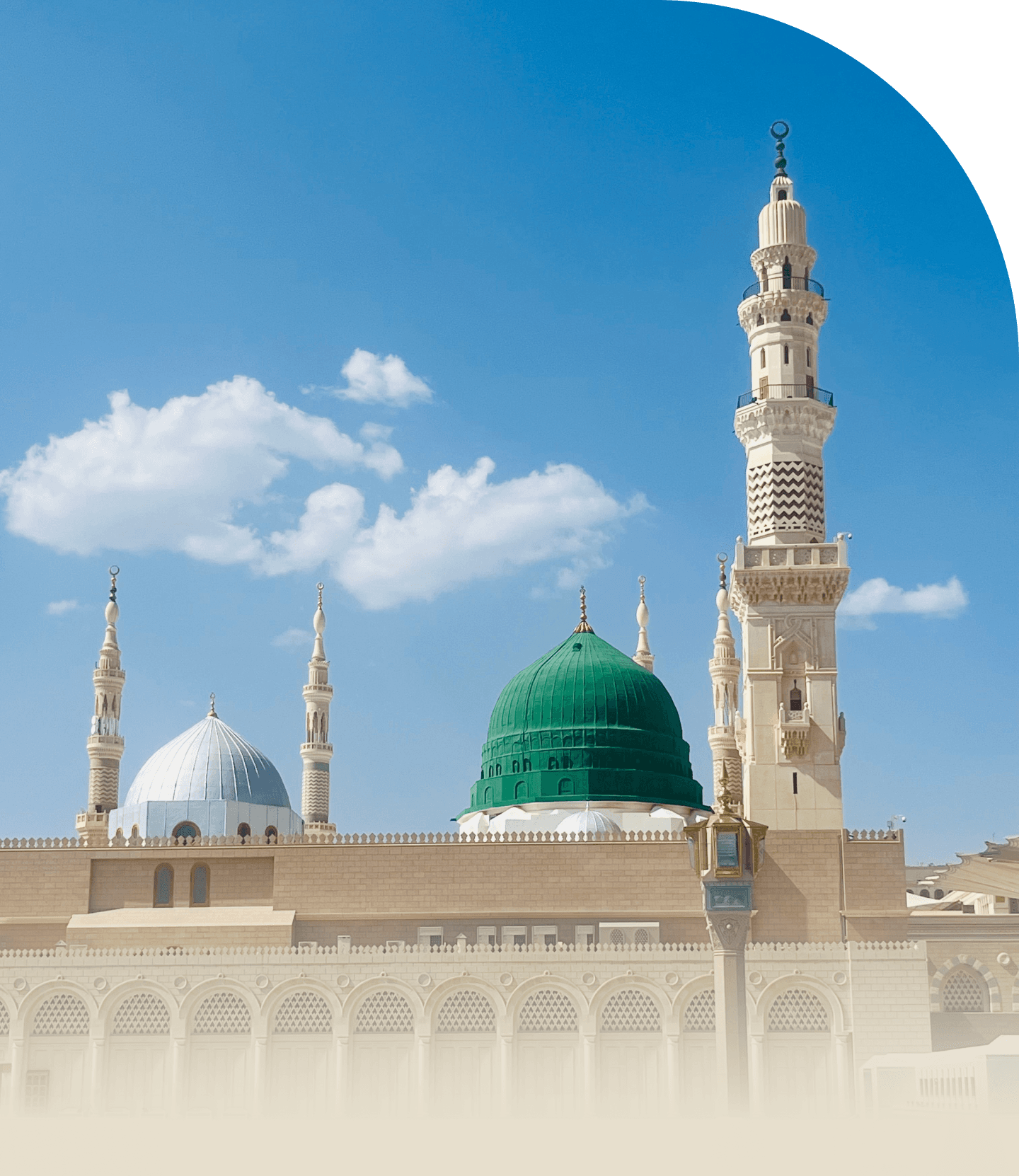 The green dome and minarets of Masjid an-Nabawi against a clear sky